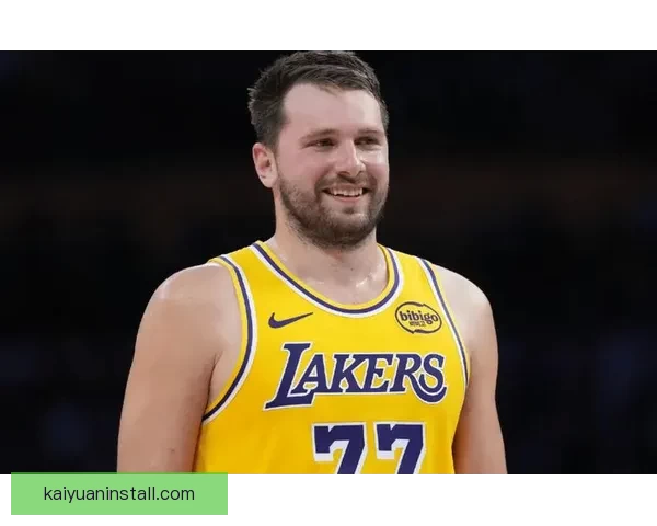 范德比尔特调侃东契奇穿衣走秀 逼穿自家球衣戴金链展现时尚感